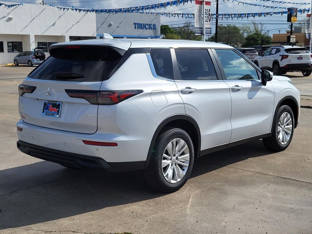 2026 Mitsubishi Outlander ES